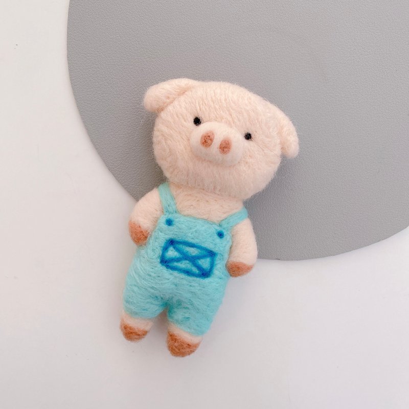 羊毛毡-穿吊带裤的小猪钥匙圈/别针/礼物/手作 - 钥匙链/钥匙包 - 羊毛 