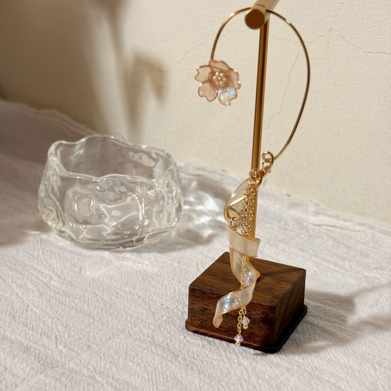 樱花缎带耳挂  / 手作水晶花饰品 - 耳环/耳夹 - 树脂 白色