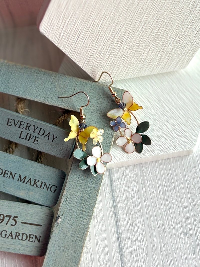 小款珐琅质感 小黄蝶与花耳勾 一对贩售 可改耳夹 - 耳环/耳夹 - 树脂 黄色