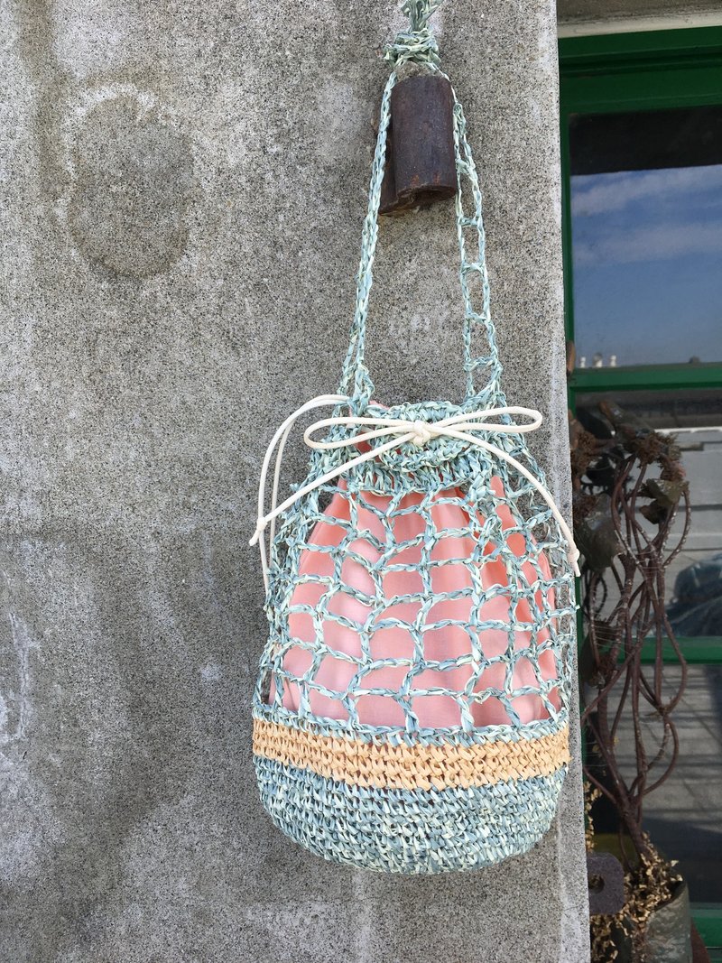 你最爱的角落。手工编织肩背手提两用篓空水桶包 - 手提包/手提袋 - 纸 