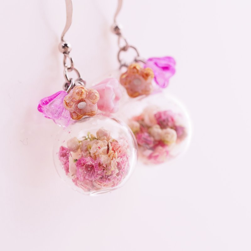 爱家作- OMYWAY 干花永生花玻璃球捷克人造琉璃珠耳环耳夹1.4cm - 耳环/耳夹 - 玻璃 红色