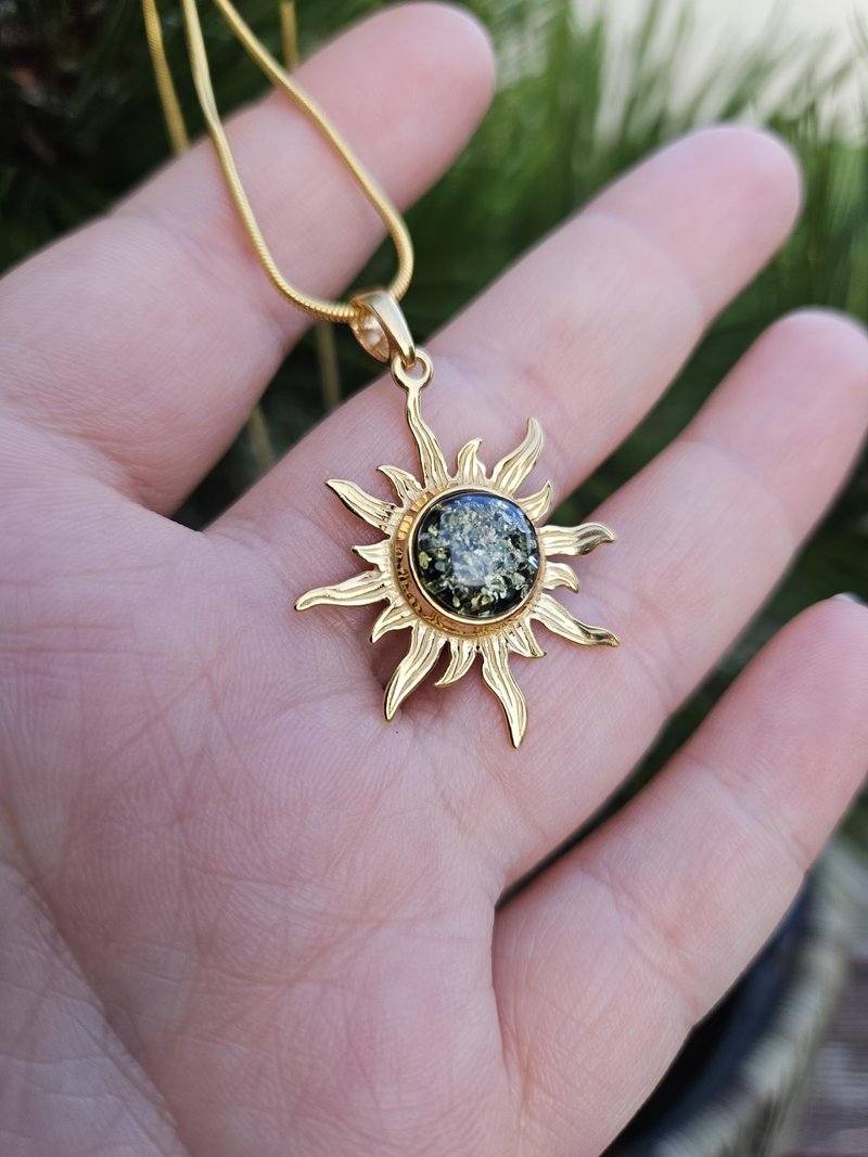 夏日琥珀太阳坠饰，炽热太阳波罗的海琥珀项链 绿色 金色 - 项链 - 宝石 绿色