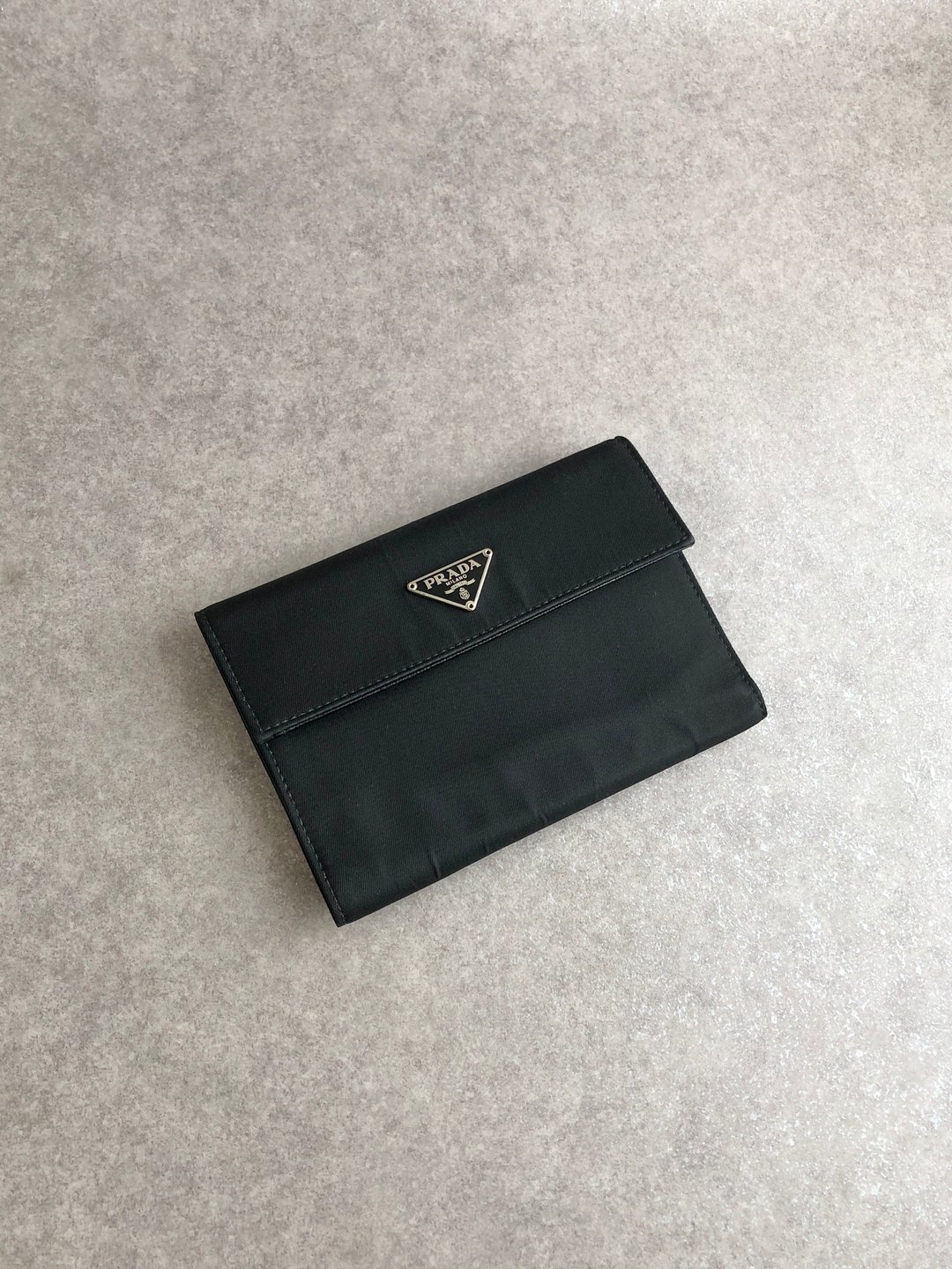 【VintageShop solo 日本直送中古包专卖店】PRADA 普拉达 经典黑色三角标志 尼龙 双折式钱包 vintage 古着 baazbt - 皮夹/钱包 - 尼龙 黑色