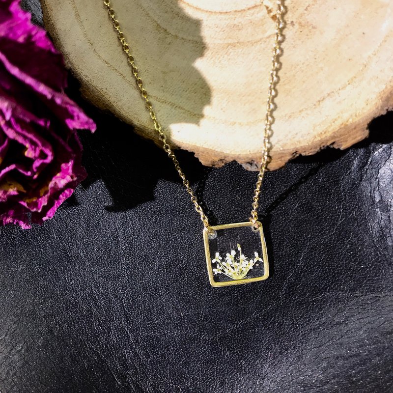 黄铜皇后蕾丝花密封式项链。. *正方型 - 颈链 - 植物．花 金色