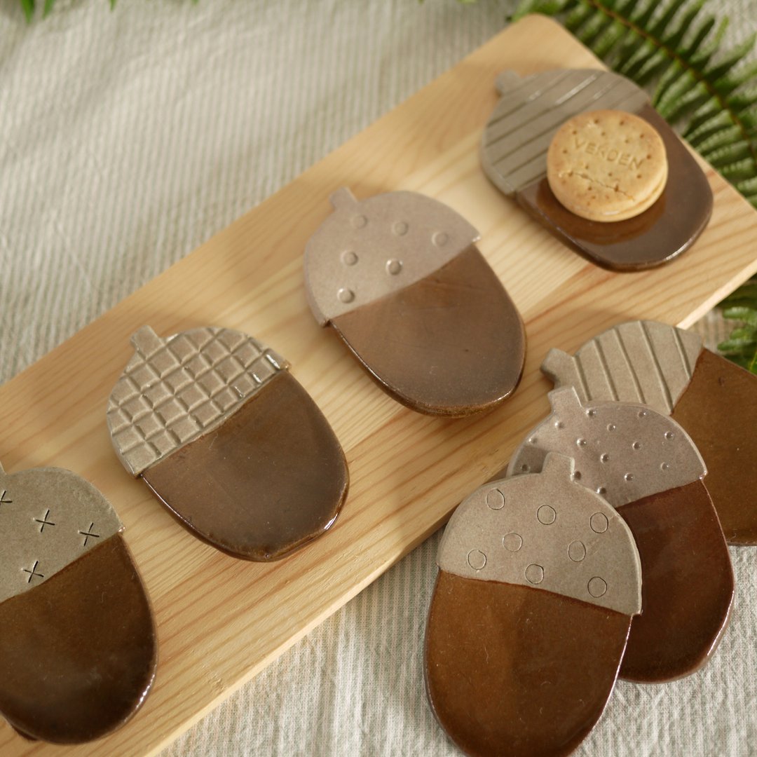 Acorn-shaped bean dish - 浅碟/小碟子 - 陶 咖啡色
