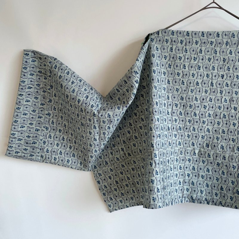 【独一无二】丁字形套头衫 两穿式 - 羊毛和服布料 蓝色底缀有花朵与几何图案的小纹图案 - 女装上衣 - 羊毛 蓝色