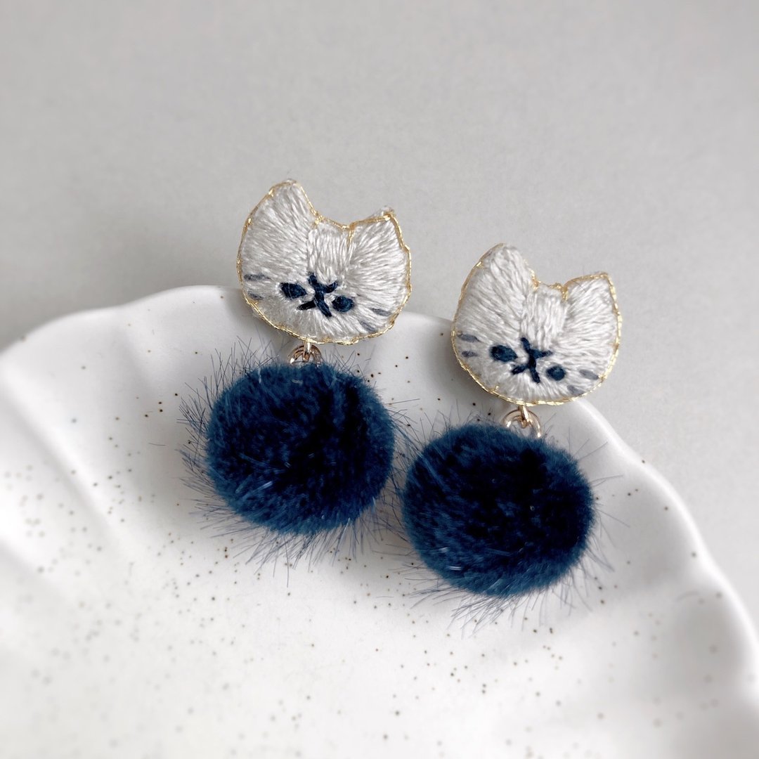 人造毛皮和貓刺繡耳環 海軍藍色 - 耳环/耳夹 - 绣线 蓝色