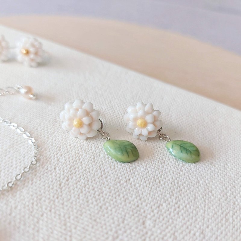 【花语系列】百日菊垂坠耳环 • Leaf //925纯银 - 耳环/耳夹 - 瓷 白色