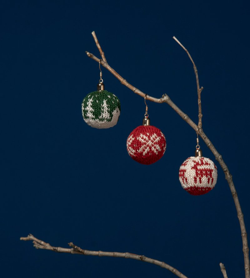 Holiday Picknit | Knit Christmas Ball Earrings (a Pair) - 耳环/耳夹 - 羊毛 红色