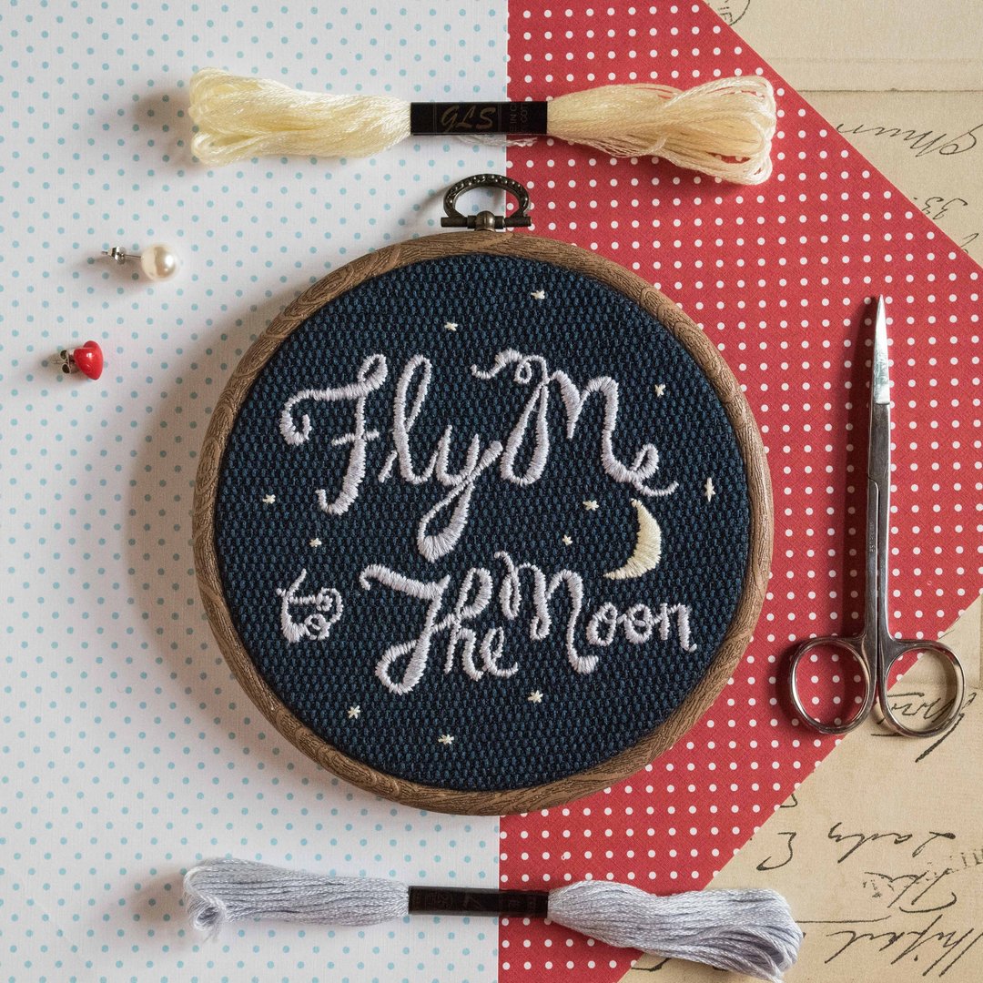 【刺绣文字】手作刺绣框　Fly Me to The Moon - 摆饰 - 棉 蓝色