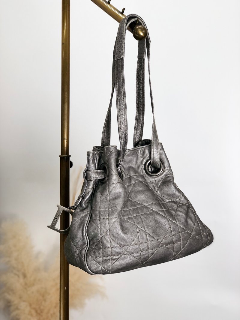 【日本直送，名牌包装】Christian Dior Cannage 单肩包灰吊饰皮革抽绳钱包 5auuyc - 侧背包/斜挎包 - 真皮 银色