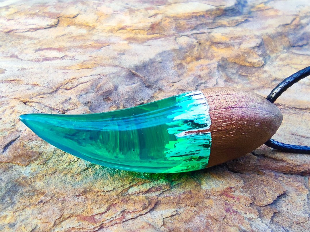 翡翠狼皇獠牙挂件 - 项链 - 树脂 红色