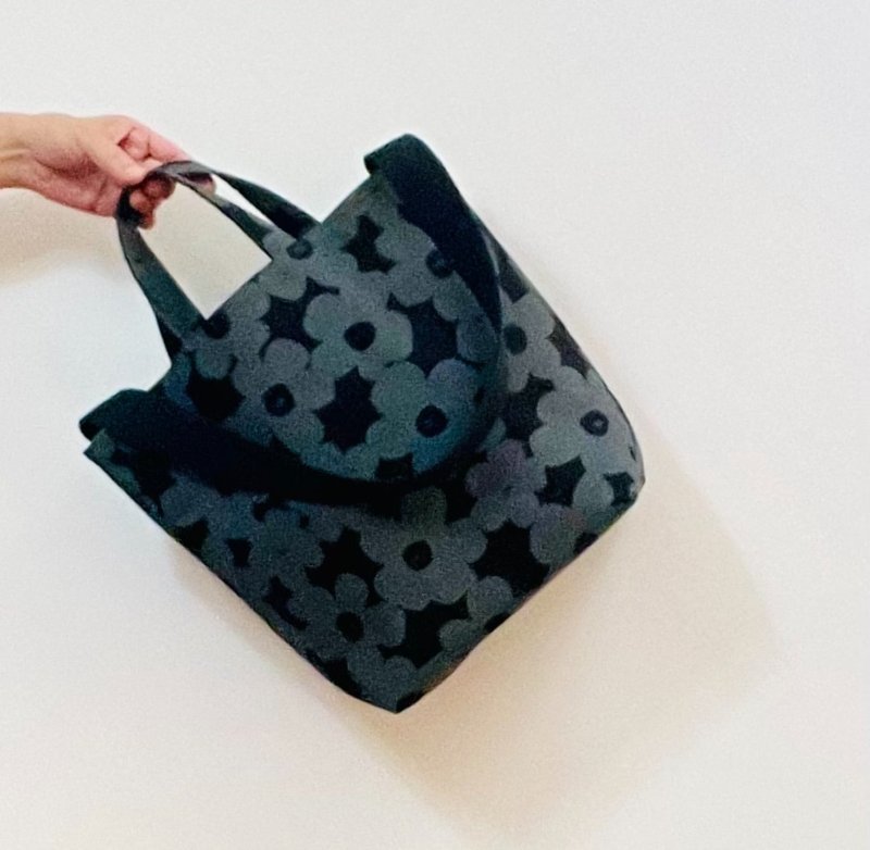 罂粟花。手提肩背斜肩背。内袋。人气图藤。设计布款 - 侧背包/斜挎包 - 棉．麻 黑色