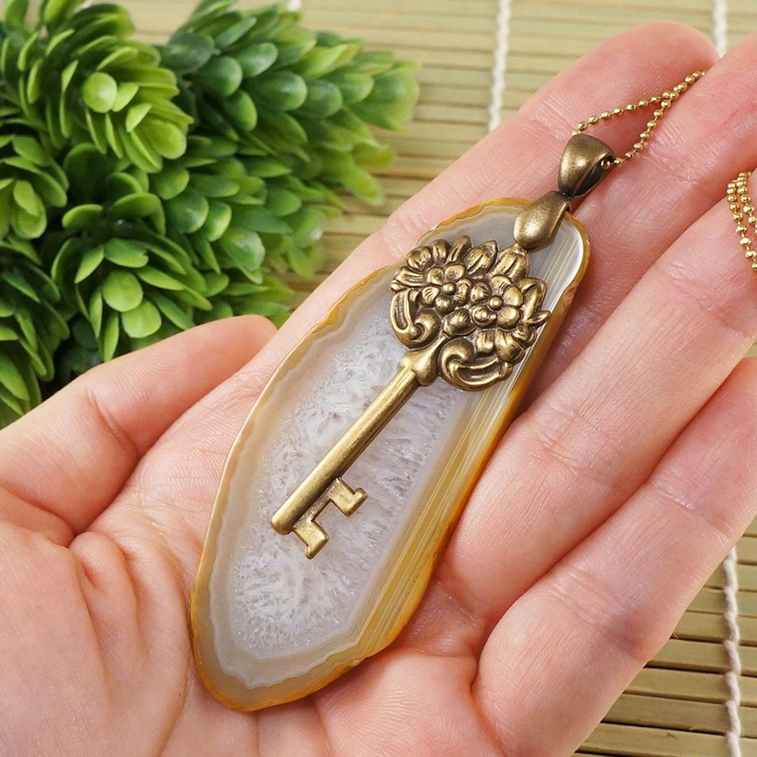 Beige Agate Slice Necklace Agate Slab Brass Floral Key Pendant Necklace Jewelry - 项链 - 半宝石 金色