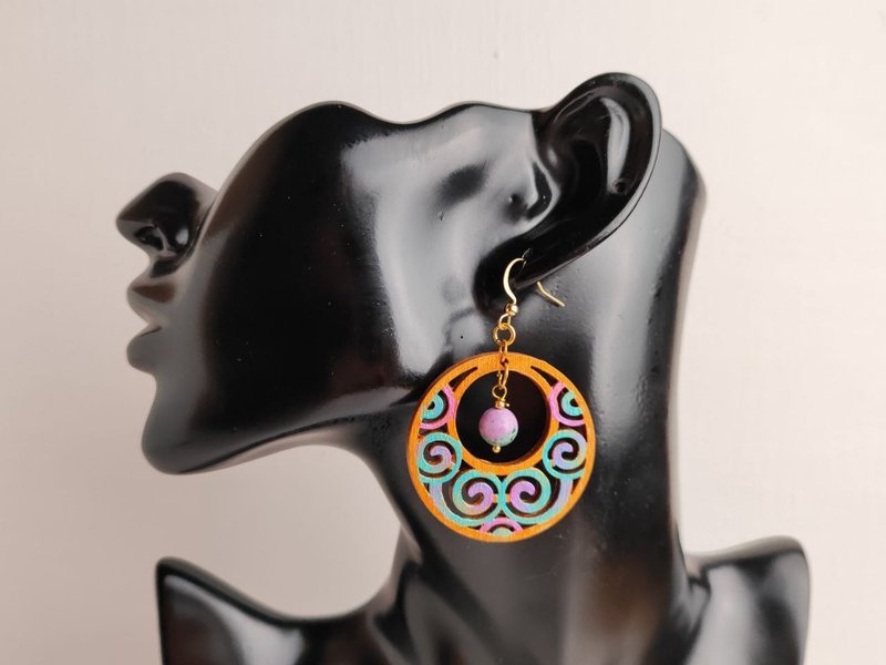 圆形轻巧耳环，带有手工绘制的绿帘石民族风图案 - 耳环/耳夹 - 羊毛 多色