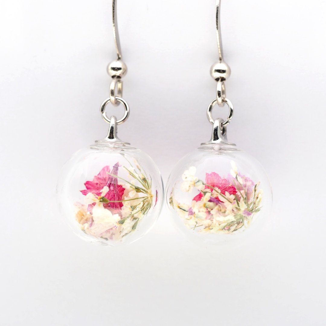 爱家作- OMYWAY 干花永生花玻璃球耳针耳环耳勾垂挂耳夹 1.2cm - 耳环/耳夹 - 玻璃 白色