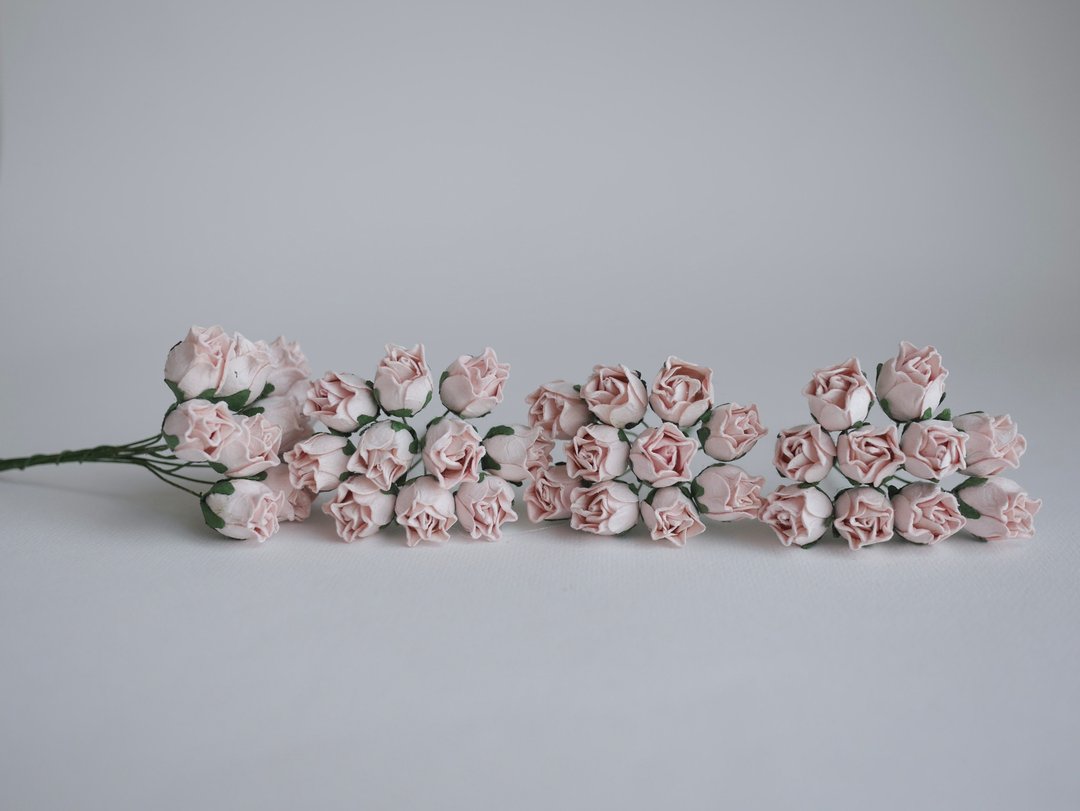 纸花，25 片，尺寸 1.5 x1.2 厘米。蕾玫瑰花，淡粉红色。 - 其他 - 纸 粉红色