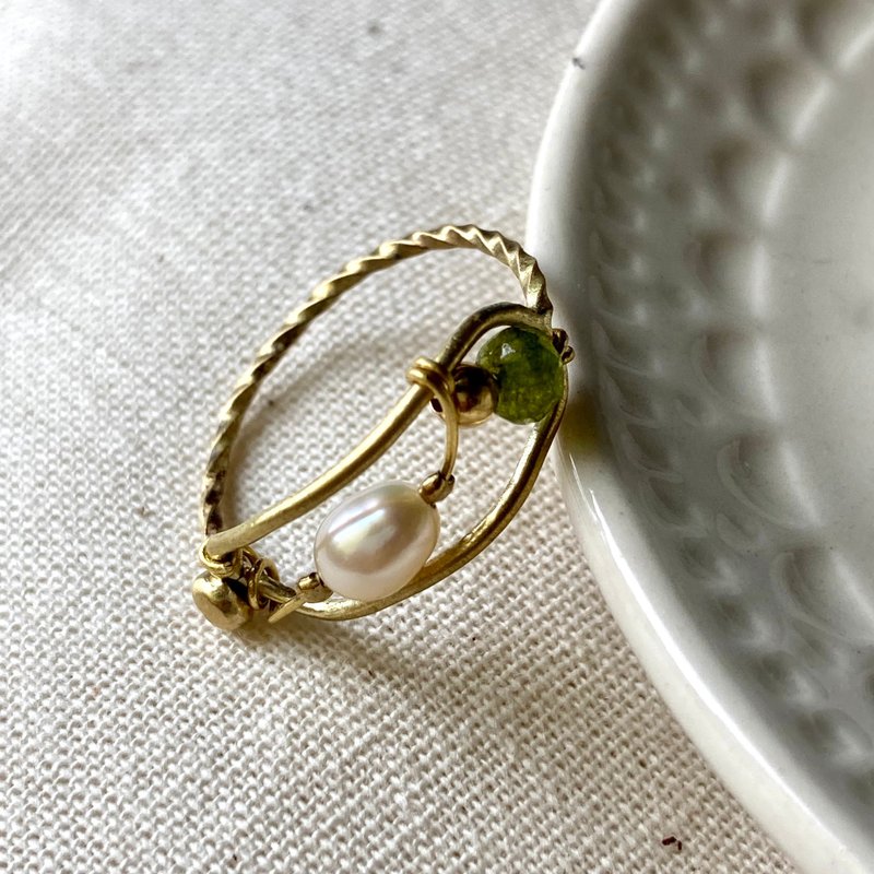 老林杂货 | 橄榄石珍珠框框戒指 - 戒指 - 其他金属 金色