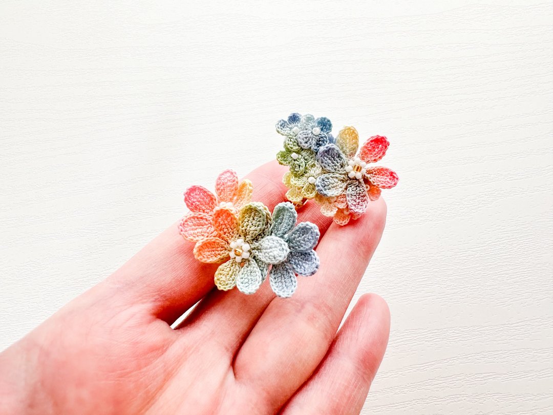 One-of-a-kind rainbow flower Clip-On lace hand dyed - 耳环/耳夹 - 棉．麻 多色