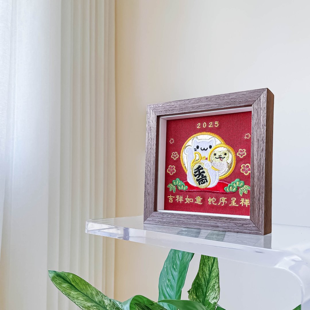 【2025 蛇巳】 招财达摩刺绣画 共2款|实木框 - 画框/相框 - 棉 红色