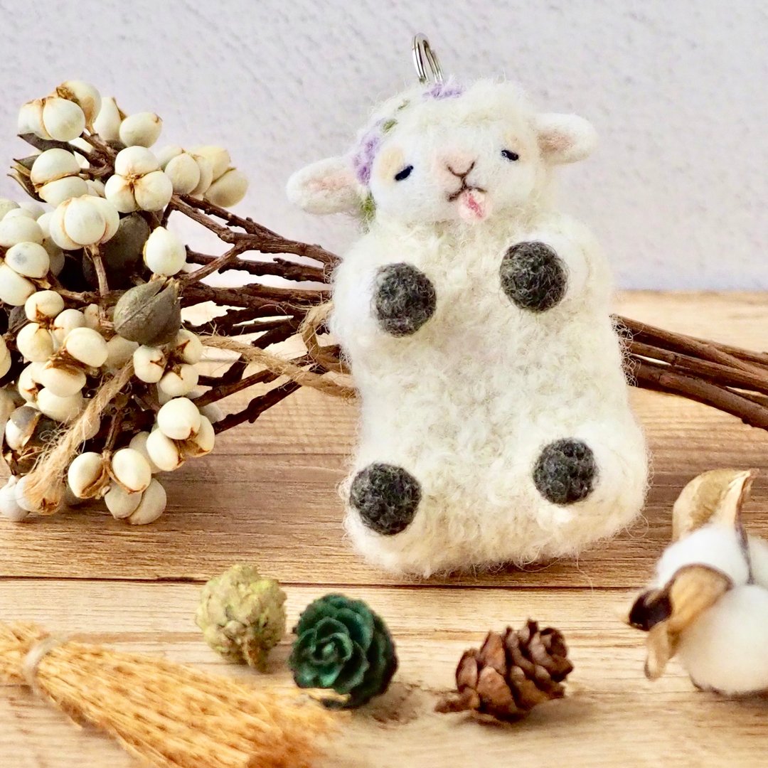Sleeping sheep bag charm with lavender flower decoration - 编织/刺绣/羊毛毡/裁缝 - 羊毛 白色