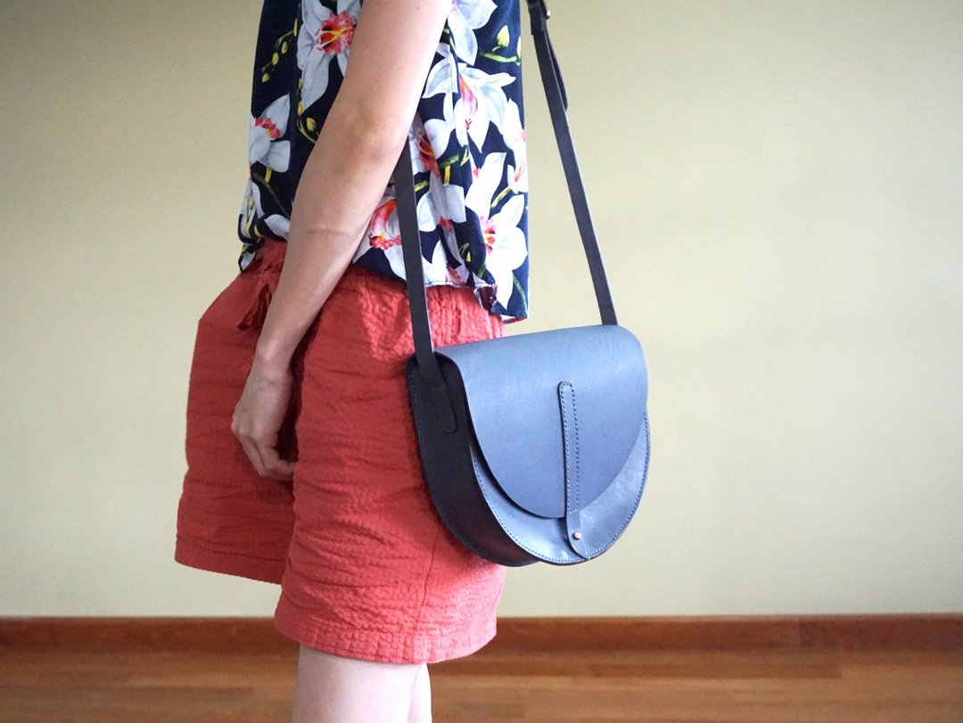 Blue Half Moon Leather Saddle Bag - Minimalist / Half round bag - 侧背包/斜挎包 - 真皮 蓝色
