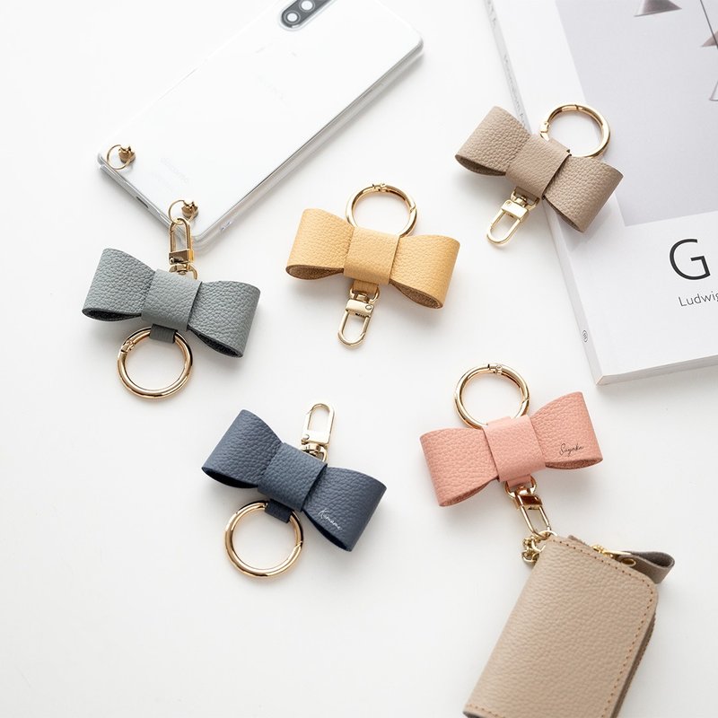 缎带吊饰 [收缩皮革] 个人化真皮包饰钥匙圈 HW10K - 吊饰 - 真皮 咖啡色