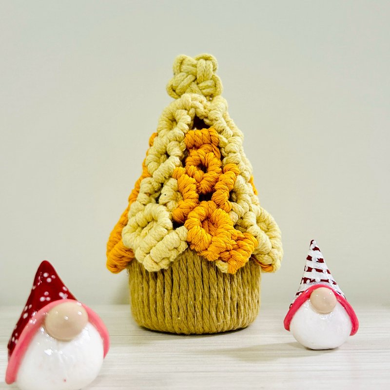 【手工制作】钩针圣诞树 耳环陈列 圣诞摆设 附圣诞灯串１条 - 摆饰 - 棉．麻 多色