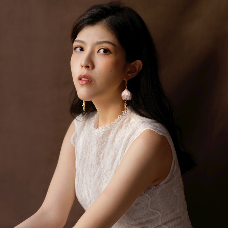 Christie 仙气白小纱花金属稻穗串链垂坠长耳环 - 耳环/耳夹 - 其他材质 白色