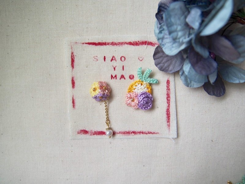 花丛里的凤梨头耳环/不锈钢耳针/可改夹式 - 耳环/耳夹 - 棉．麻 