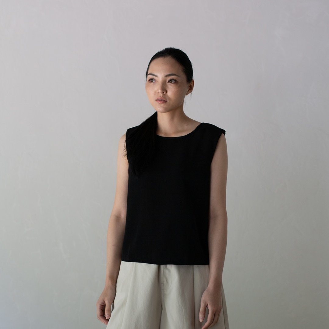 耀眼灵魂垫肩上衣 Polish Soul Shoulder Pad Top T334 - 女装背心 - 聚酯纤维 多色