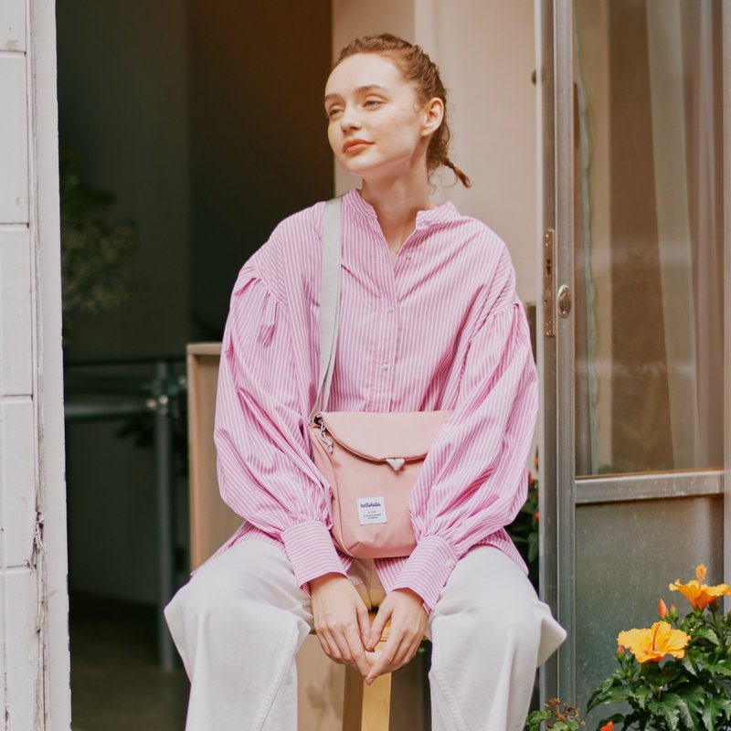 防泼水日常斜背包 DESI ECO 磁扣开口方便收纳 (棱镜粉) - 侧背包/斜挎包 - 环保材料 粉红色