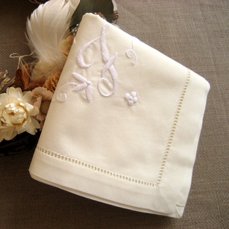 F hand embroidery initial handkerchief ivory - 手帕/方巾 - 棉．麻 卡其色
