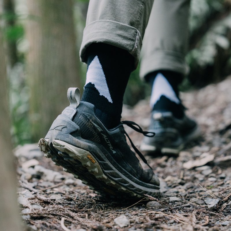 Approaching Mountains 轻美丽诺羊毛中筒袜 - 袜子 - 羊毛 