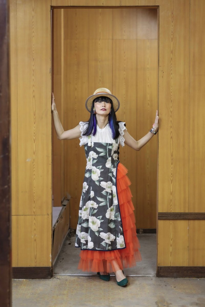 白花修身伞摆连身裙 - 洋装/连衣裙 - 棉．麻 黑色