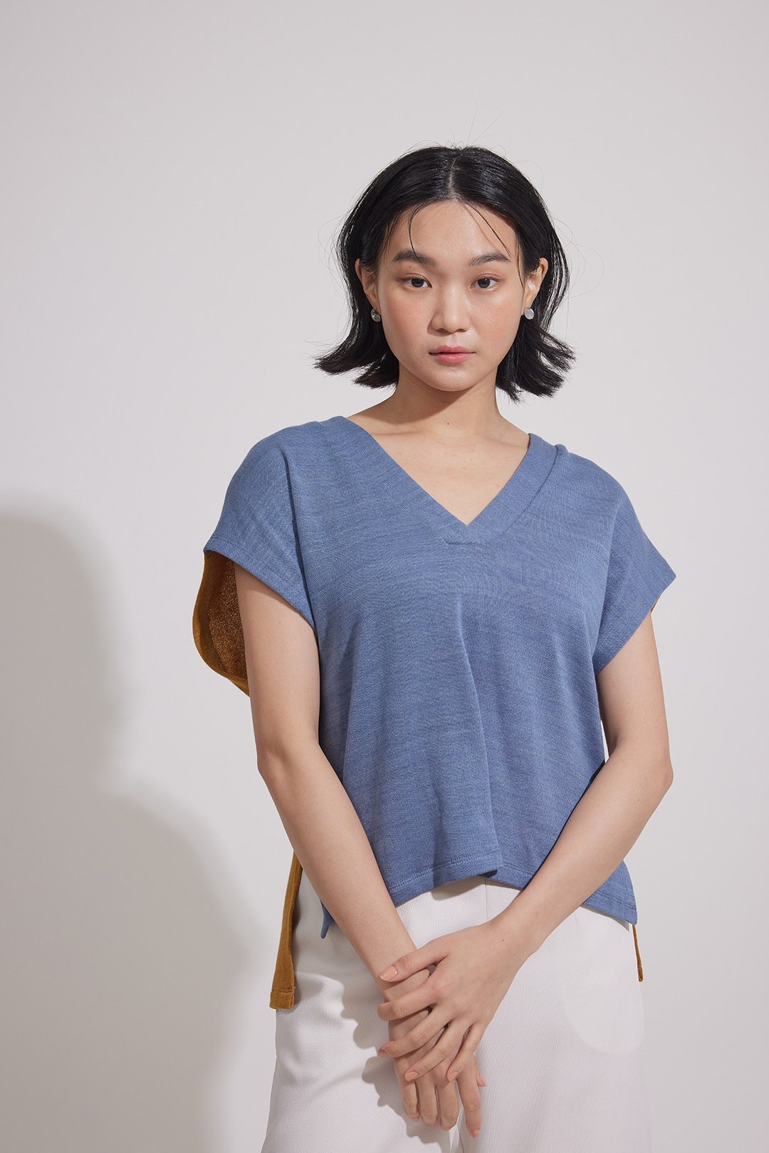 日夜针织V领罩衫-傍晚灯 - 女装 T 恤 - 棉．麻 蓝色