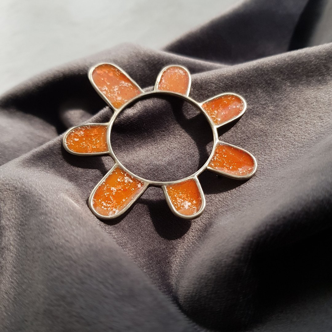 Orange flower brooch, Circle colorful pin, Statement jewelry - 胸针 - 珐琅 橘色