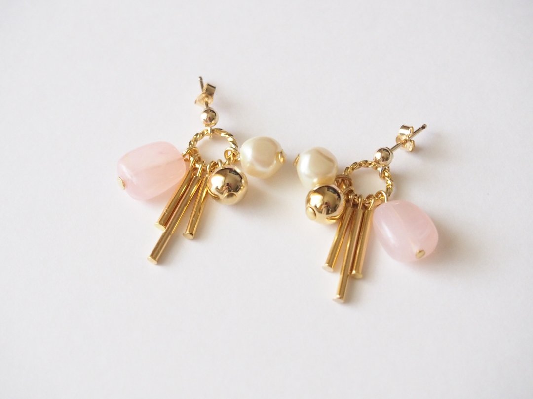 [14kgf] Gold Bar &amp; acrylic earrings (Pink) - 耳环/耳夹 - 其他金属 粉红色
