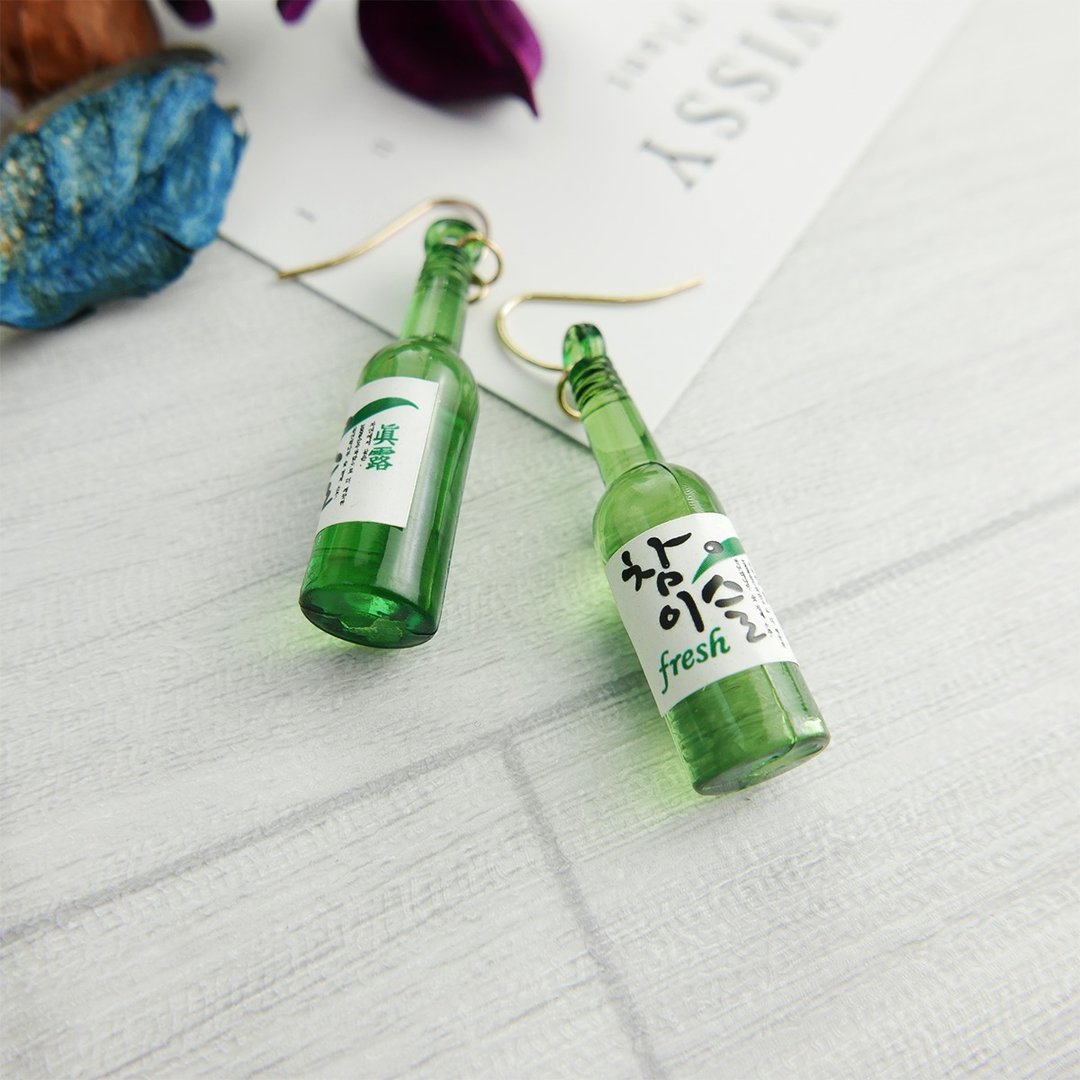 【Lalune】夏日干杯系列 真露酒瓶造型垂坠耳钩 - 耳环/耳夹 - 塑料 绿色