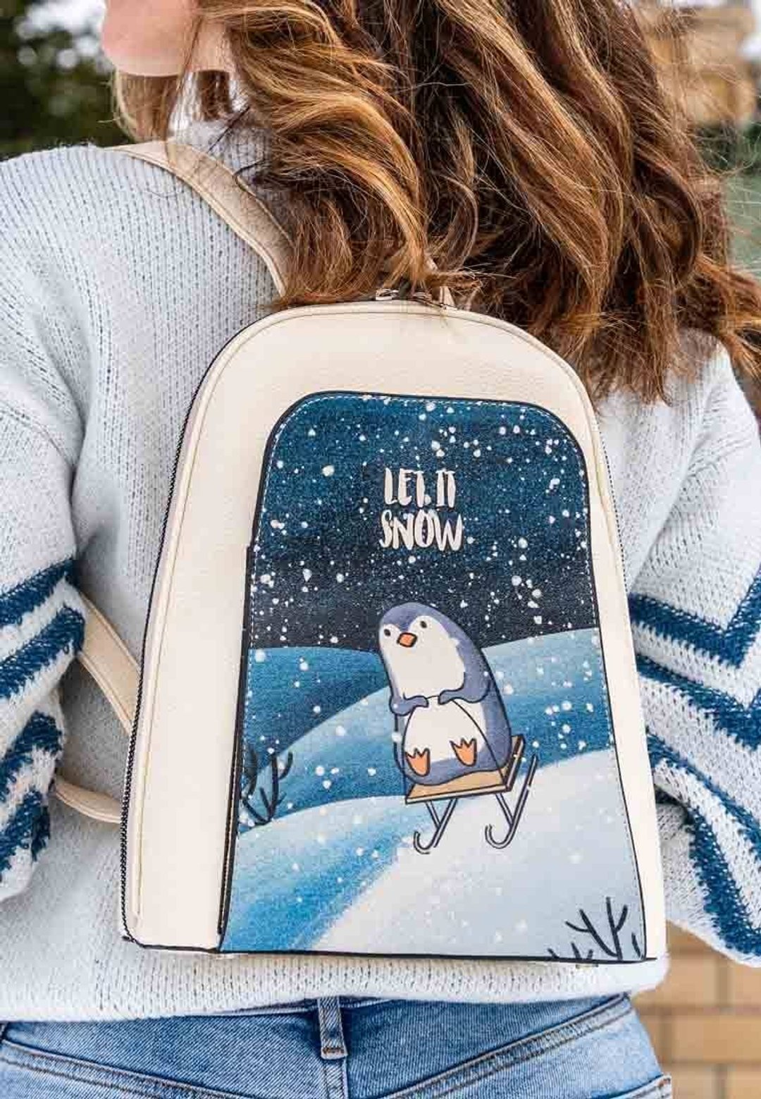 【2026礼物】Let It Snow 可爱小企鹅 背囊 生日 后背包 旅行包 - 后背包/双肩包 - 其他人造纤维 多色
