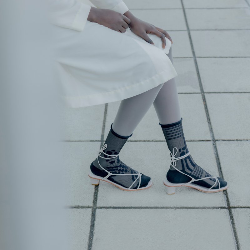 T076 Ebony Figure 黑色不对称几何设计透肤袜 - 袜子 - 棉．麻 黑色