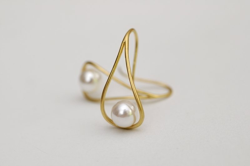 Meowzilla x blessing 镂空水滴曲线嵌珍珠耳环 - 耳环/耳夹 - 其他金属 金色