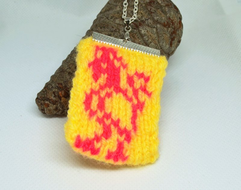 针织黄色吊坠红公鸡首饰长方形钩针项链现代礼物送给她 - 项链 - 绣线 黄色