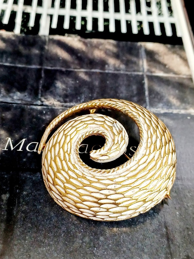vintage jewelry  Emmons 古典网纹状珐琅涡旋 别针 胸针 - 胸针 - 其他金属 