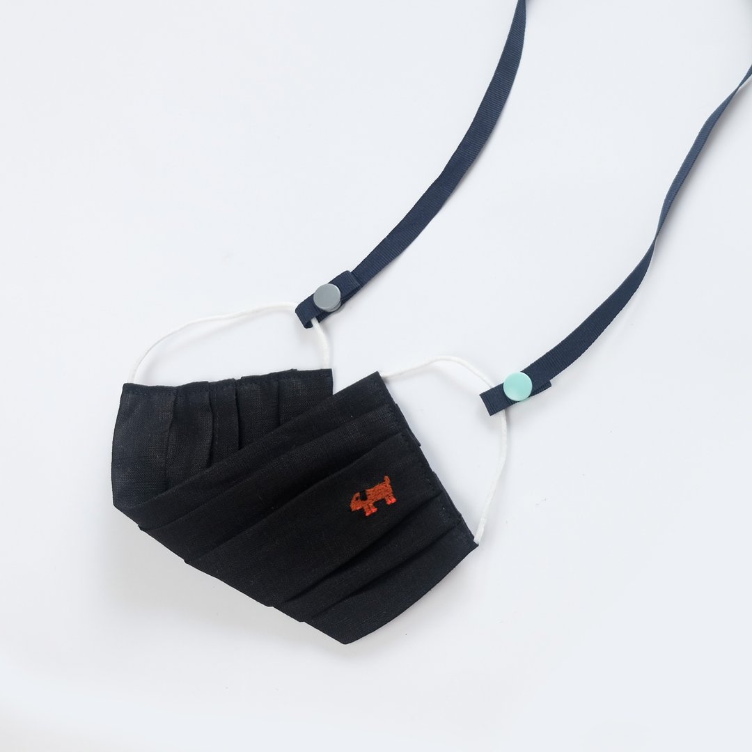 Black Linen Mask with Strap - Hand Embroidered Dachshund Dog - 口罩 - 棉 黑色