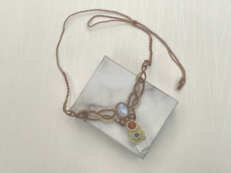 230000 Macrame 月亮石 金草莓晶 拉长石 白水晶柱 编织 颈链 - 项链 - 半宝石 金色