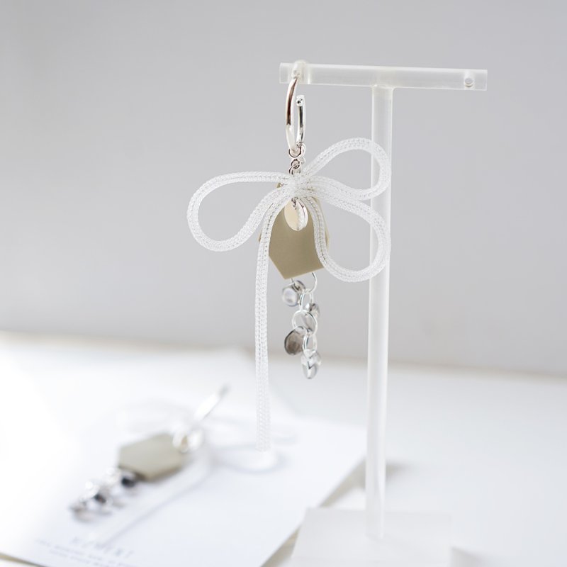 Claudia 原创设计 手工软陶 蝴蝶结 玻璃珠 925纯银耳针耳 - 耳环/耳夹 - 陶 白色
