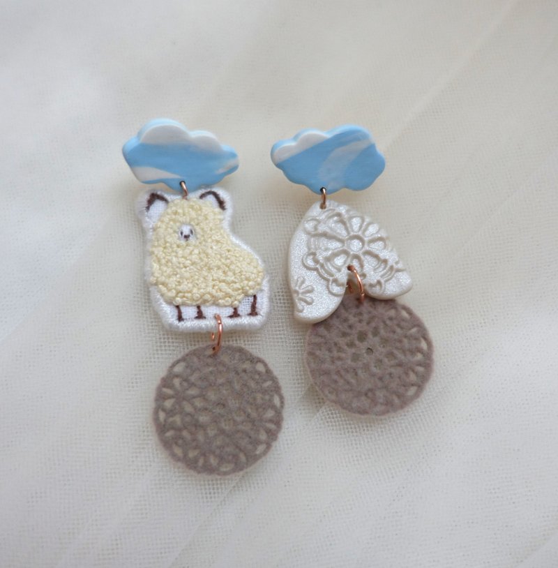 蓝天绵羊宝宝手作耳环 - 耳环/耳夹 - 陶 白色