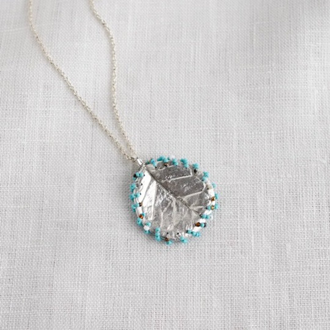 Feijoa leaf stitched necklace {P081SV} - 项链 - 其他金属 