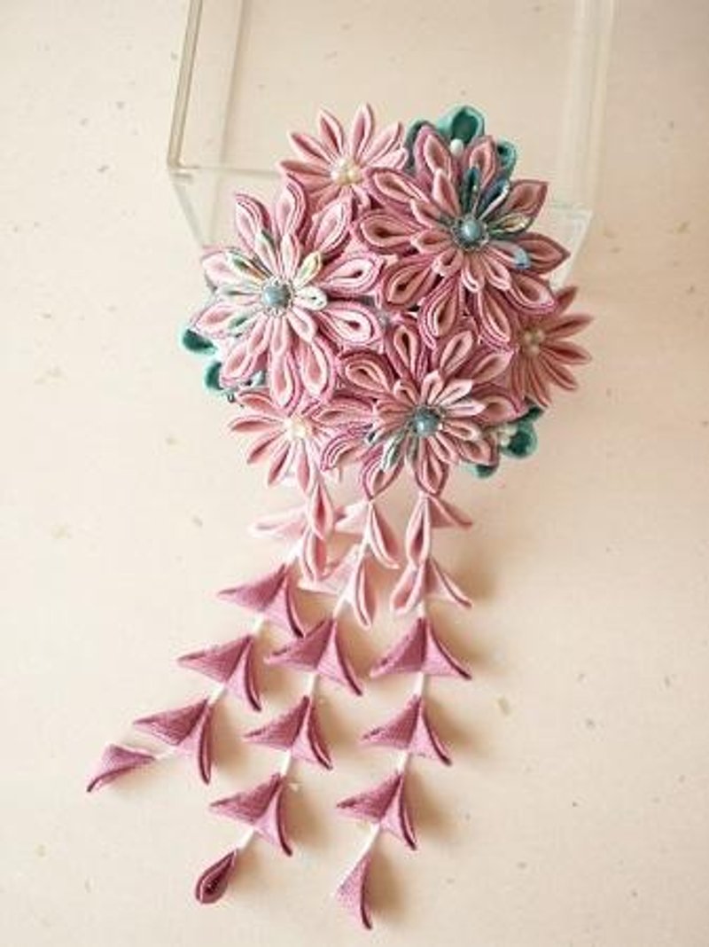 Knob work Kanzashi made from old cloth <Yamacoco II / Peach> Perfect for coming-of-age ceremonies and celebrations ♪ - 发饰 - 丝．绢 粉红色